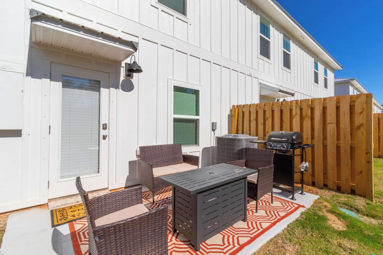Room 5, Dual Townhome Sleeps 14 Beach Fun Dining, Baldwin