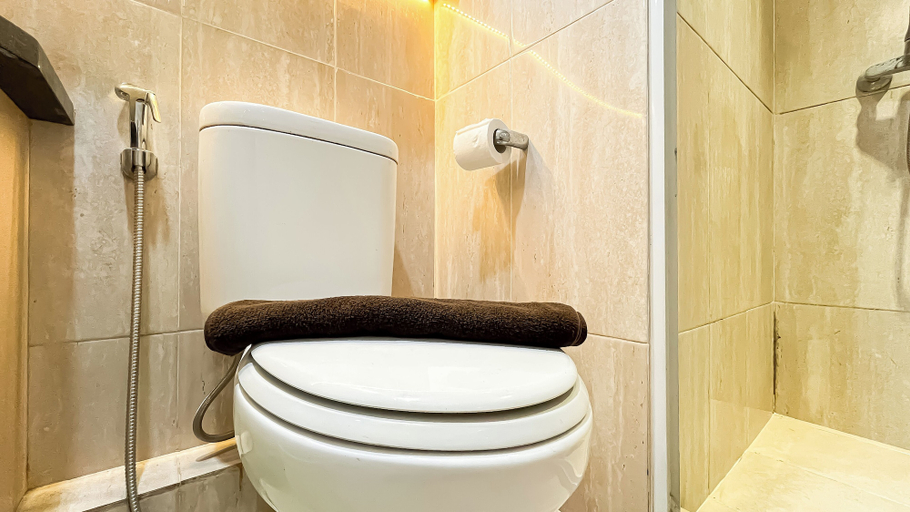 Bathroom 2, Warm And Comfy 2Br At Green Bay Pluit Apartment, North Jakarta