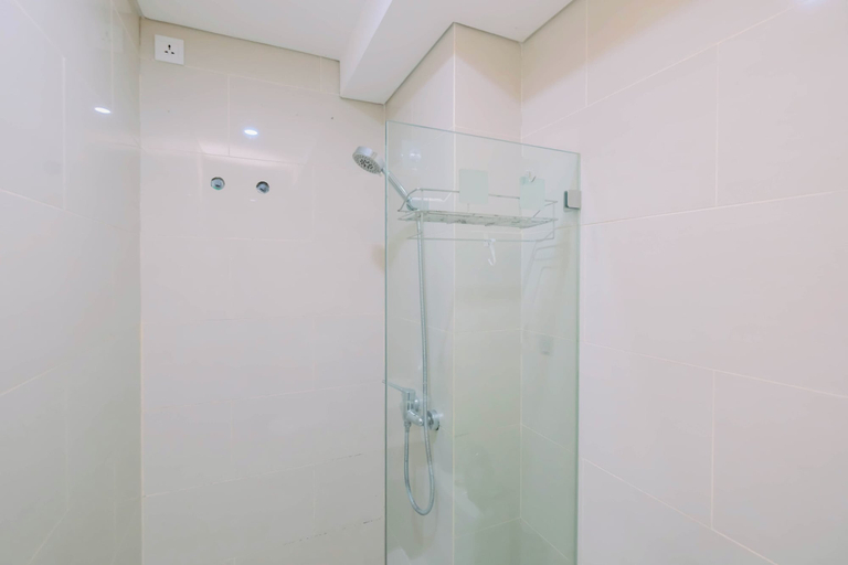 Bathroom, Neat Studio At Daan Mogot City Apartment, Jakarta Barat
