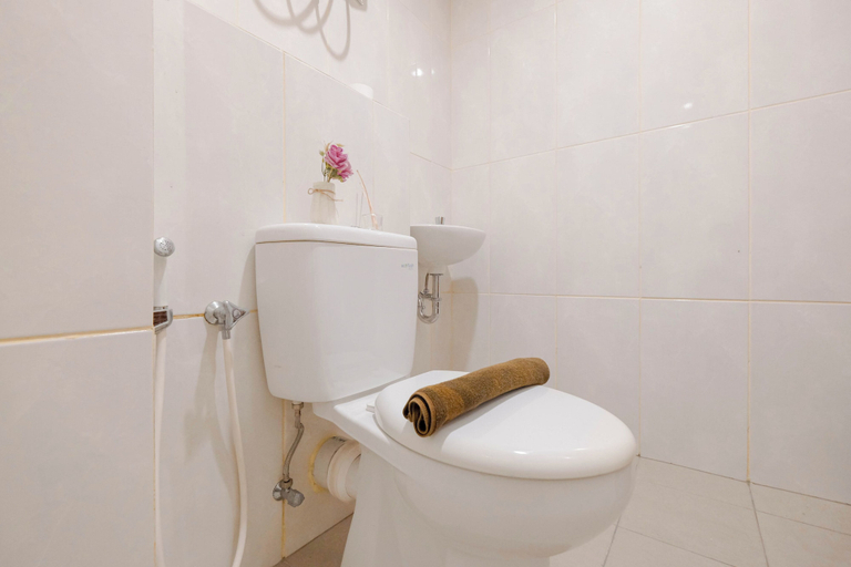 Bathroom 2, Serene Living Studio Apartment Grand Kamala Lagoon, Bekasi