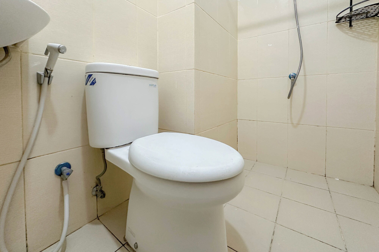 Bathroom 4, Adequate And Comfortable Studio At Bale Hinggil Apartment, Surabaya