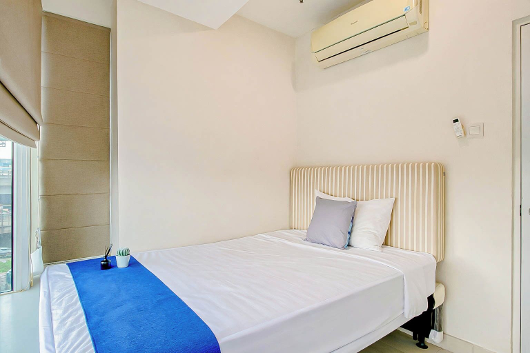 Interior 2, Comfy and Spacious 3BR with Extra Room Grand Kamala Lagoon Apartment By Travelio, Bekasi