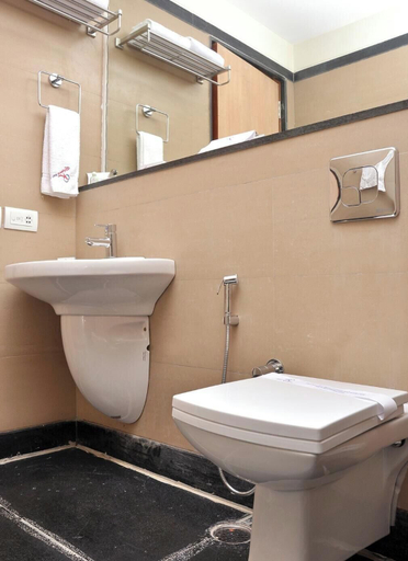 Bathroom 3, Hotel Rithanns, Tiruppur