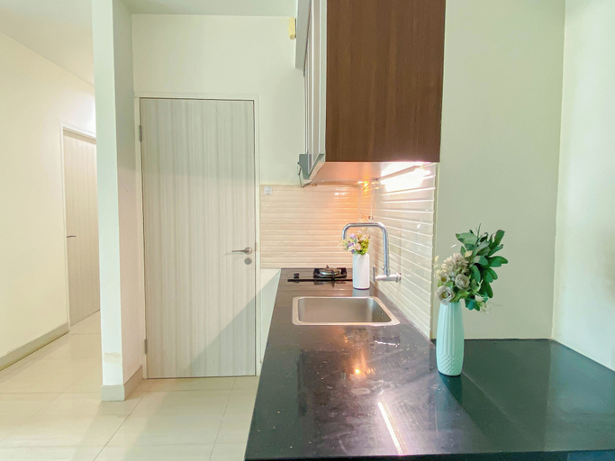 Private kitchen 4, Comfy and Spacious 3BR with Extra Room Grand Kamala Lagoon Apartment By Travelio, Bekasi