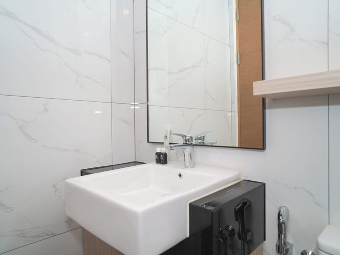 Bathroom 3, Comfy White Studio At Ciputra World 2 Apartment, South Jakarta