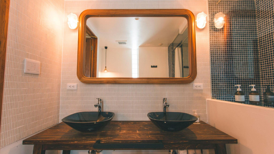 Bathroom 4, BLUE STEAK WONDER NAGAHAMA, Yomitan