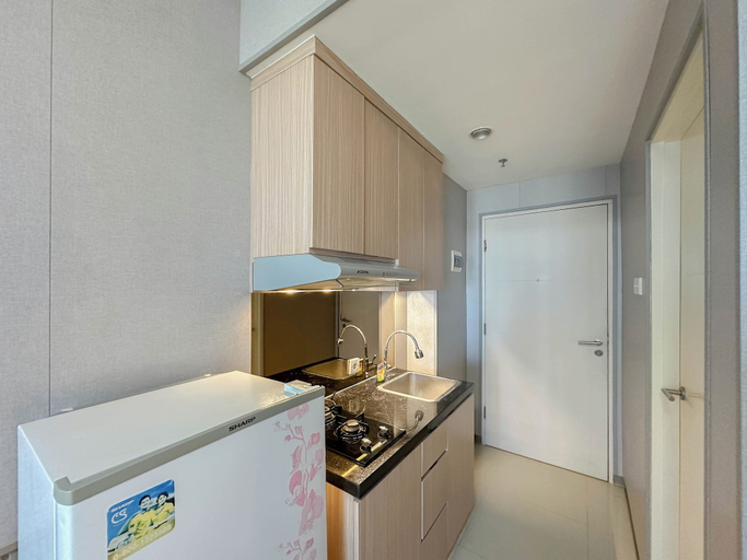 Private kitchen 4, Lavish Studio At Orchard Supermall Mansion Apartment, Surabaya