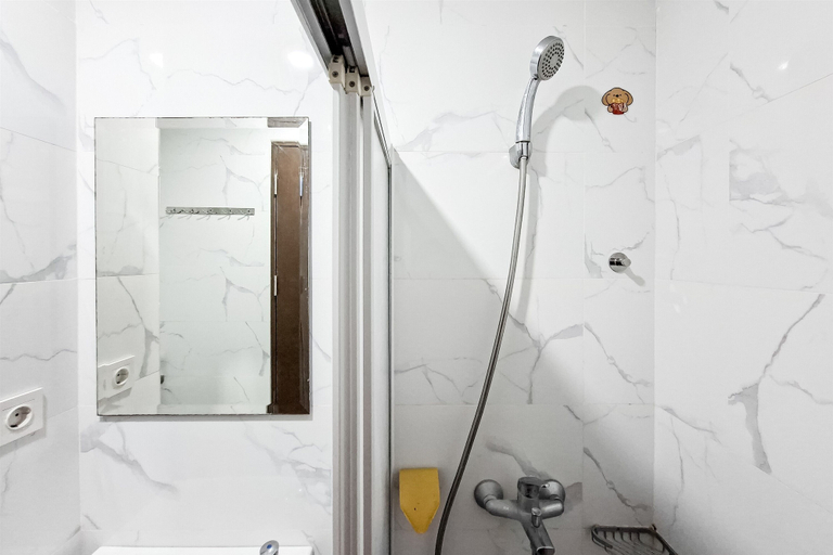 Bathroom, Enjoyable Living Studio At Apartment Pacific Garden - Campus Town @Alam Sutera, Tangerang