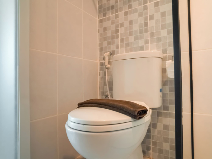 Bathroom 4, Contemporary And Enjoyable 1Br At Apartment Tokyo Riverside Pik 2, Tangerang
