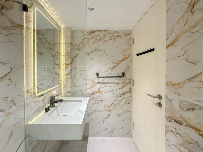 Bathroom 2, Lavish Studio At Orchard Supermall Mansion Apartment, Surabaya
