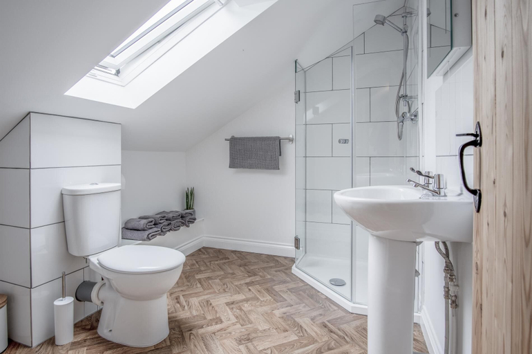 Bathroom 4, Brook Cottage - 7 Bedroom Cottage - Dale, Pembrokeshire