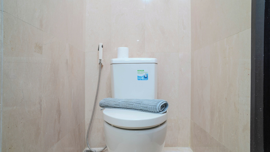 Bathroom 4, Urban Grey 1Br At Sudirman Suites Apartment, Jakarta Utara