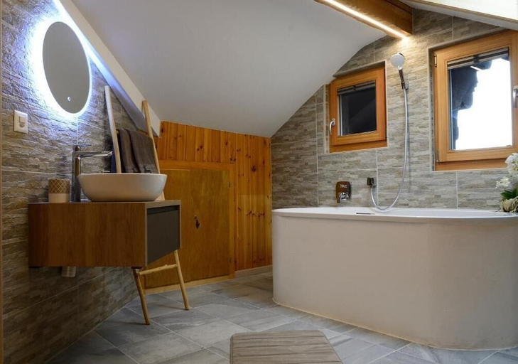 Bathroom 4, Hôtel Dents de Veisivi, Hérens
