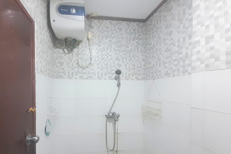 Bathroom 2, Compact 3Br At Gateway Ahmad Yani Cicadas Apartment, Bandung