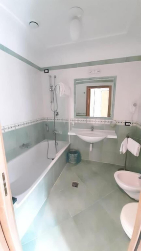 Bathroom 5, Hotel Albatros, Napoli