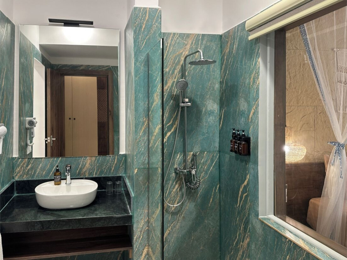Bathroom 5, Reef & Beach Resort, Kusini