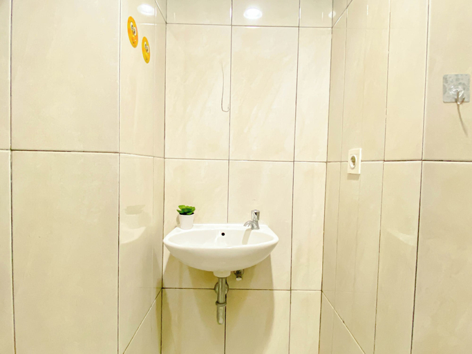 Bathroom 3, Comfy and Spacious 3BR with Extra Room Grand Kamala Lagoon Apartment By Travelio, Bekasi