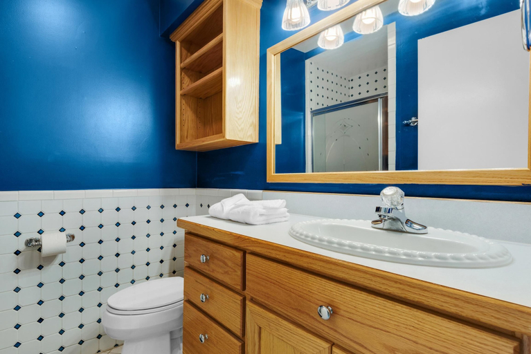 Bathroom 1, Labahia 128, Escambia