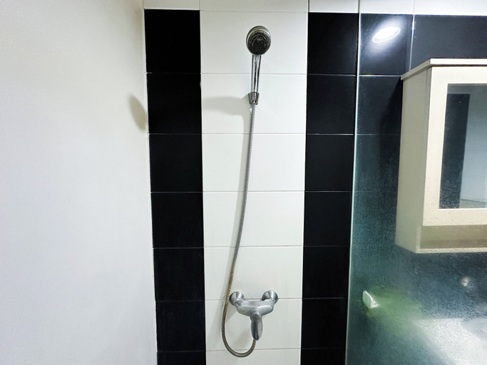 Bathroom 2, Modern Studio Near Petra Christian University At The Square Surabaya Apartment, Surabaya