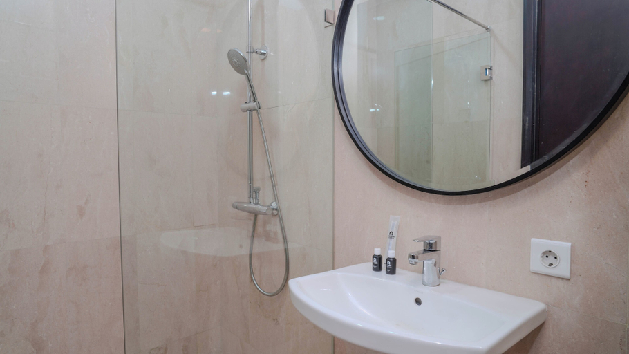 Bathroom 3, Urban Grey 1Br At Sudirman Suites Apartment, Jakarta Utara
