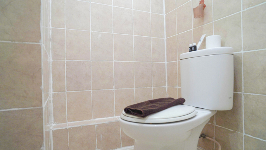 Bathroom, Delightful Studio At Apartment Green Bay Pluit, North Jakarta
