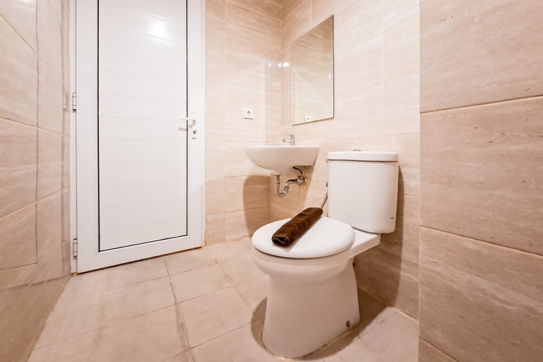 Bathroom 2, White Tone 2Br At Springwood Residence Tangerang, Tangerang