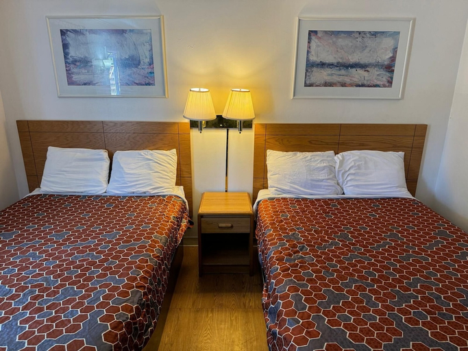 Bedroom 4, Economy Inn Cadillac, Wexford