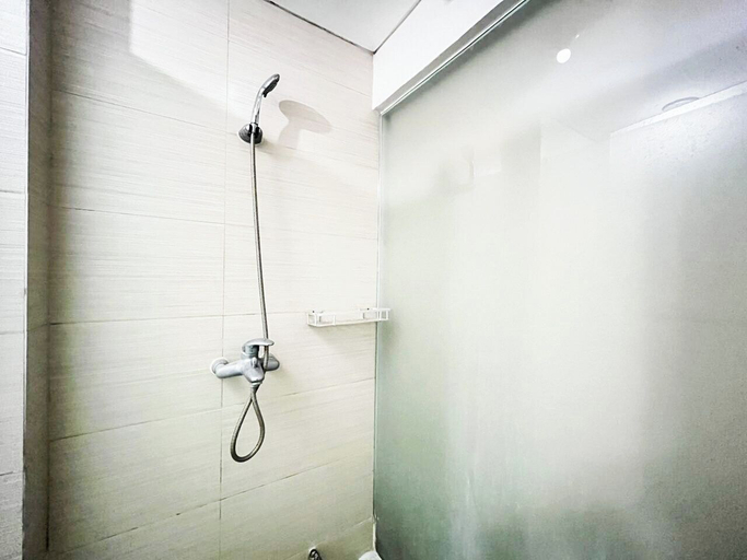 Bathroom 4, Cozy And Strategic 3Br At Apartment Gateway Pasteur, Bandung
