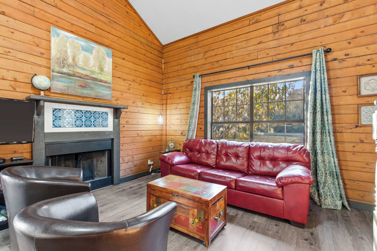 Living area 5, The Travelers Nest For 8, Taney