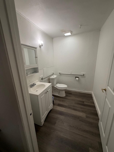 Bathroom 4, La Unica, Travis