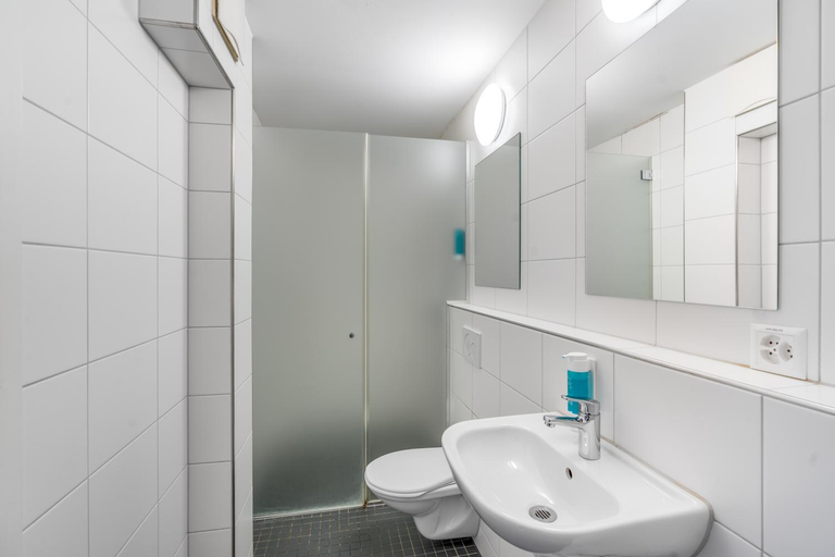 Bathroom 3, easyHotel Zurich West, Zürich