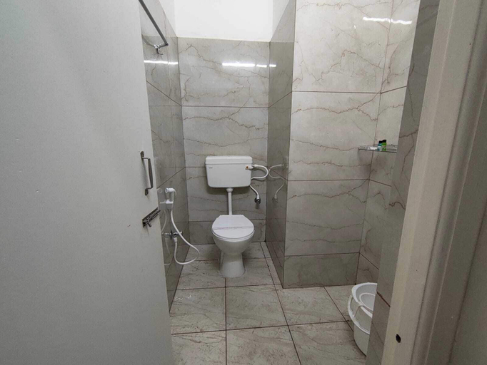 Bathroom 5, Hotel Minati Palace, Puri