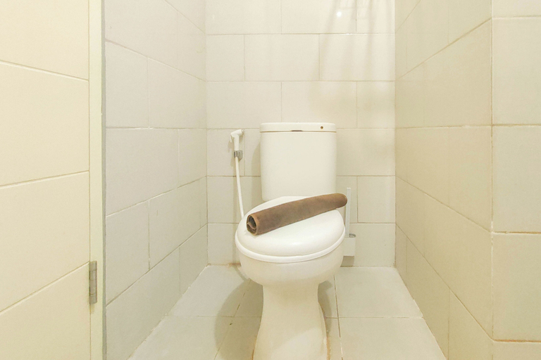 Bathroom 2, Japanese Style Studio At Benson Supermall Mansion Apartment, Surabaya