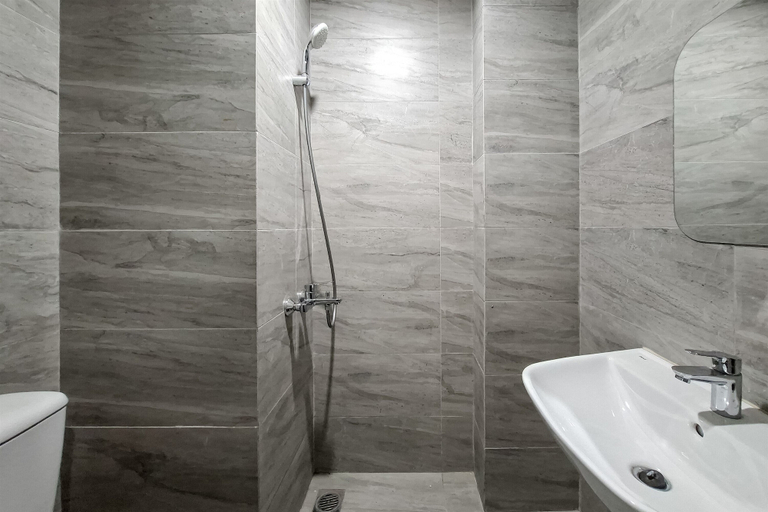 Bathroom 3, Blue Studio At Apartment Collins Boulevard, Tangerang