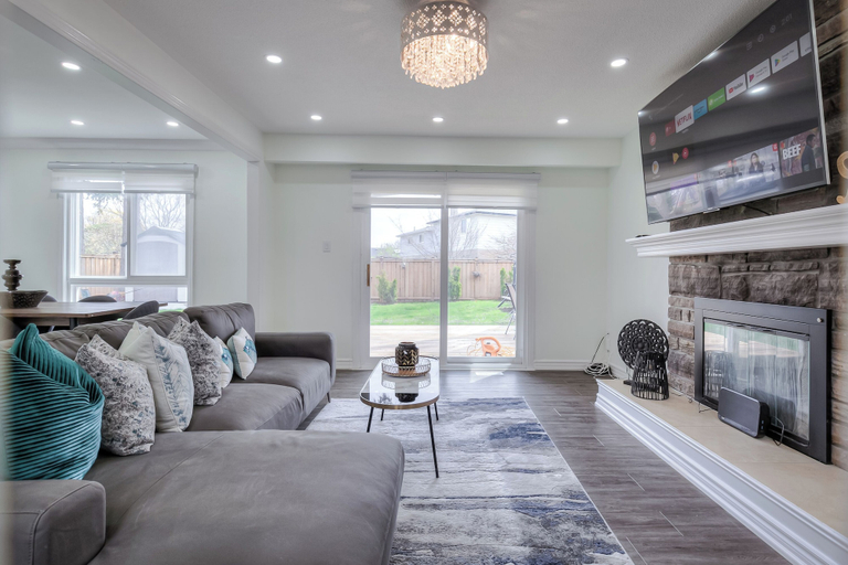 Living area 2, Bright and Specious Villa in Scarborough, Toronto