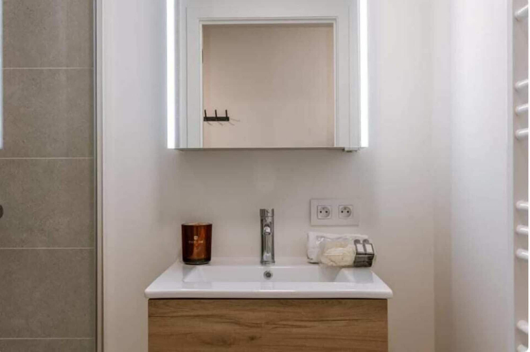 Room 5, Nora - Elegant Seaview Escape With Balcony, West-Vlaanderen