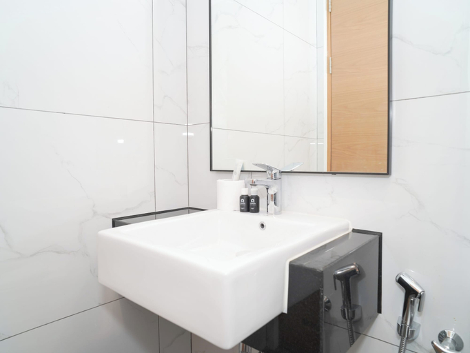Bathroom 2, Chic And Comfortable Studio At Apartment Ciputra World 2, Jakarta Selatan