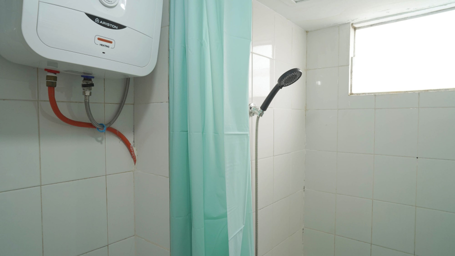 Bathroom 4, Pleasant White 3Br At Bassura City Apartment, East Jakarta