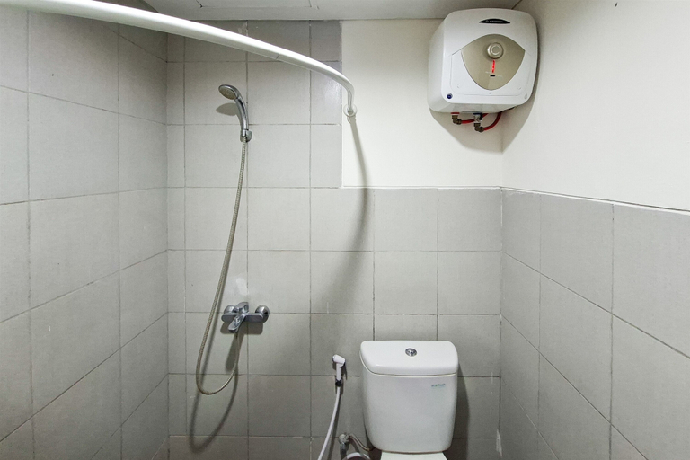 Bathroom 2, Cozy And Pleasant 2Br At Apartment Bintaro Icon, South Tangerang