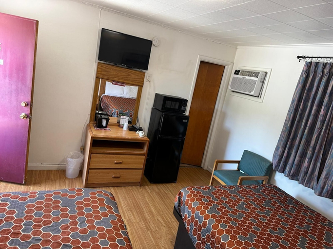 Bedroom 2, Economy Inn Cadillac, Wexford