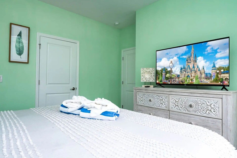 Room 2, Storey Lake 4BR Home w/ Themed Room & Pool, Osceola