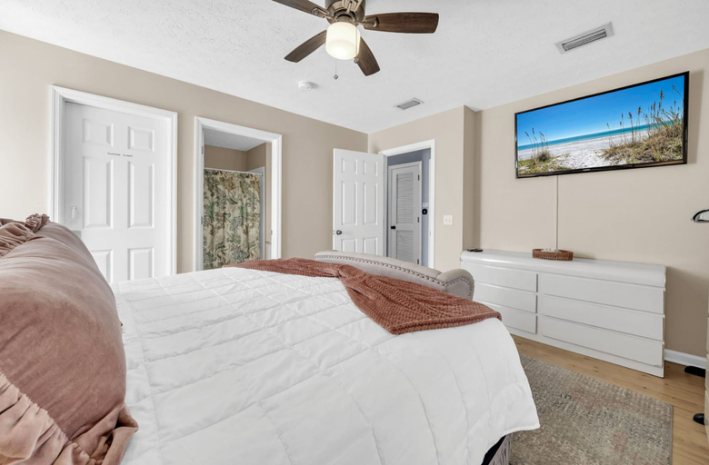 Room 4, Jade Shell, Bay