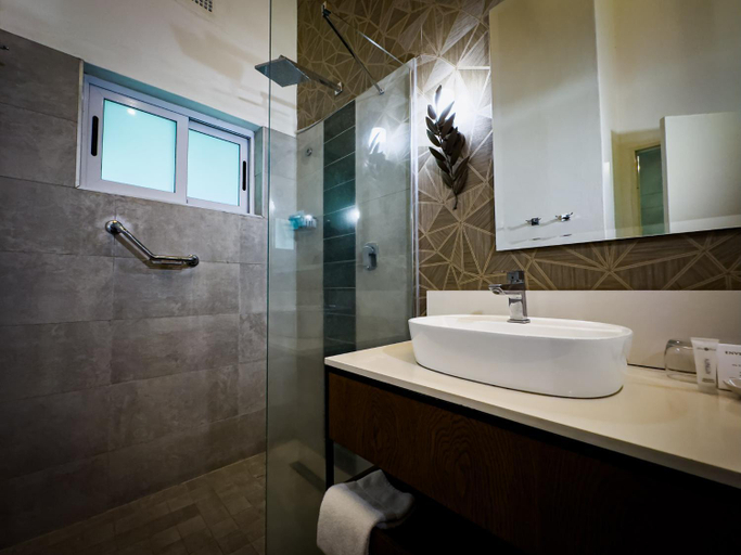 Bathroom 5, Shearwater's Explorers Village, Hwange