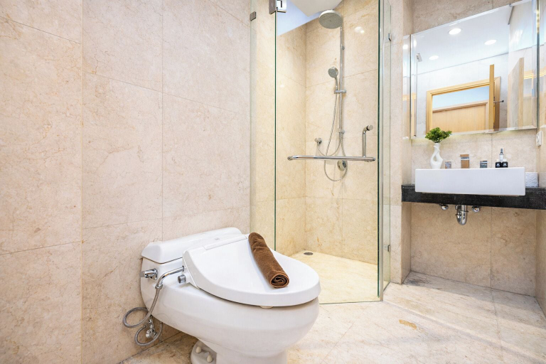 Bathroom 3, Lavish Style 2Br At Capitol Suites Apartment, Jakarta Pusat