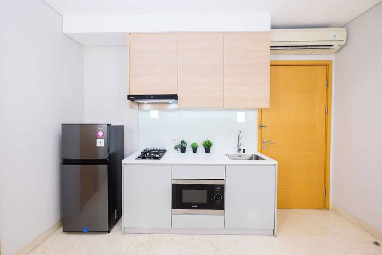 Private kitchen 5, Exquisite 3Br At Capitol Suites Apartment, Central Jakarta