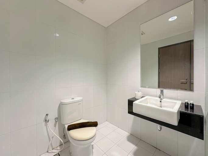 Bathroom 5, Spacious 1Br With City View At Praxis Apartment, Surabaya
