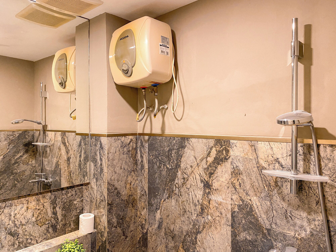 Bathroom 3, Contemporary Comfort 2Br Apartment Pakubuwono Terrace, Jakarta Utara