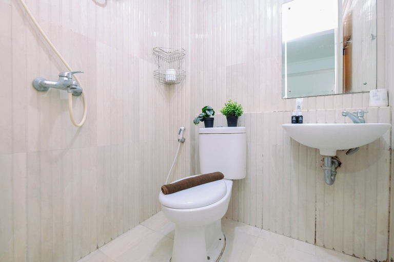 Bathroom 2, Compact White Tone 2Br At Pakubuwono Terrace Apartment, Jakarta Selatan