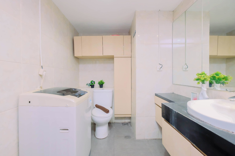 Bathroom 3, Wood Accents 2Br At Tamansari The Hive Apartment, Jakarta Selatan