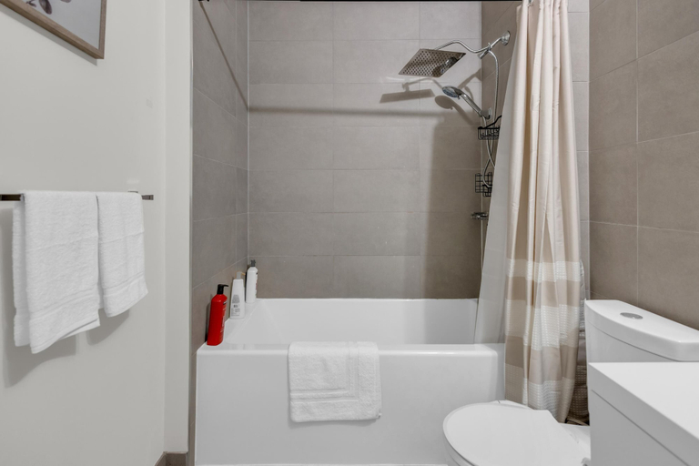 Bathroom 3, Chic Downtown Suites - By CN Tower, Toronto
